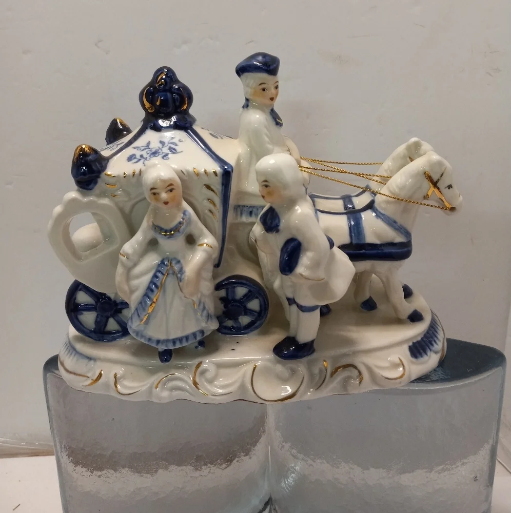 VICTORIAN Colonial Blue White Horse Carriage Figurine Porcelain Ceramic